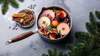 Φτιάξε μόνη σου το πιο νόστιμο χριστουγεννιάτικο κρασί
: Δύο μυρωδάτες συνταγές για το γιορτινό τραπέζι
