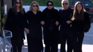 Διαψεύδεται ο τσακωμός της Άντζελας Δημητρίου με την Όλγα Κιουρτσάκη στα 9μερα από τον θάνατο της μητέρας της