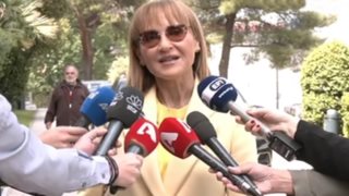 Η Μάρα Ζαχαρέα κάνει ηλιοθεραπεία ξαπλωμένη στην αμμουδιά