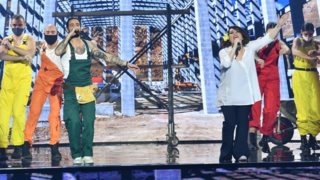 J2US | Η Κατερίνα Ζαρίφη εμφανίστηκε ως μελαχρινή Αλίκη και έκανε την έκπληξη!