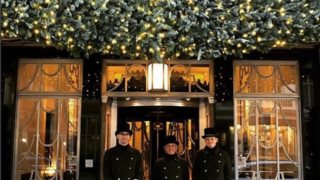 Karl Lagerfeld: Σχεδίασε το χριστουγεννιάτικο δέντρο του Claridge&#39;s