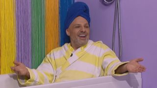 Video Of The Day: Η επική εμφάνιση του Μουτσινά από το... μπάνιο του!