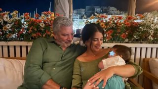 O Γιώργος Πατούλης και η Νάνσυ Κοιλού με τον 6 μηνών γιο τους στη Νάξο