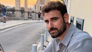 Eye Candy! O Νίκος Πολυδερόπουλος ποζάρει βρεγμένος στην παραλία