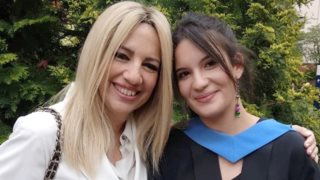 Αιμιλία Ντέκα - Γεννηματά | Η 24χρονη κόρη της Φώφης Γεννηματά, η ομοιότητά τους και οι ελάχιστες κοινές φωτογραφίες