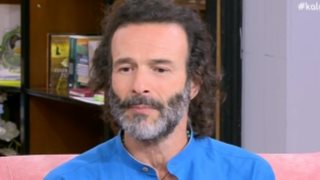 Ο Θανάσης Ευθυμιάδης χορεύει ημίγυμνος στα χιόνια