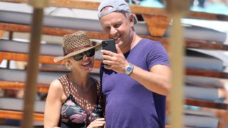 Η Μαρία Μπεκατώρου έκλεισε την πόρτα στον ΑΝΤ1 και ξεκίνησε τις διακοπές της - Με τον σύζυγο της στη Μύκονο &amp; διάσημους φίλους στη διπλανή ξαπλώστρα