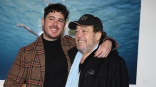 Ο Μιχαήλ Βαρθακούρης φωτογραφίζει τον Γιάννη Πάριο στο πιάνο του | Η σπάνια φωτογραφία από το σπίτι του