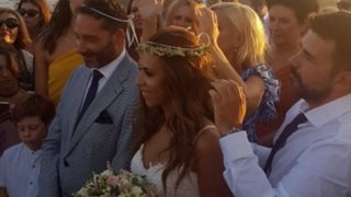 Μαρία Βούσουλα &amp; Κωνσταντίνος Γεώργιζας: Παντρεύτηκαν! Το άλμπουμ του γάμου τους στην Αντίπαρο &amp; οι λαμπεροί καλεσμένοι