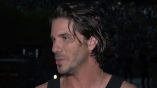 Νίκος Οικονομόπουλος | Ξεκαθαρίζει για την παρατήρηση που έκανε σε θαμώνα που του πέταγε λουλούδια