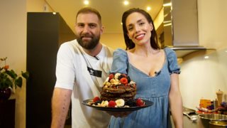 Η εγκυμονούσα Κρυσταλλία μπαίνει στην κουζίνα και φτιάχνει pancakes