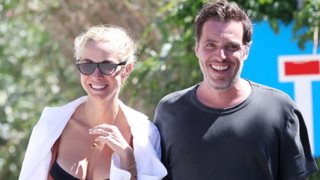 Η Δούκισσα Νομικού έγινε pop art σκίτσο για να ευχηθεί στον Δημήτρη Θεοδωρίδη για τα γενέθλιά του