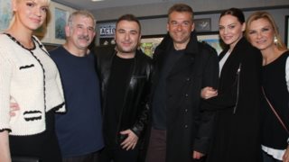 «Αμερικάνικος Βούβαλος» Στο Θέατρο «Μουσούρη»: Οι λαμπερές παρουσίες στην επίσημη πρεμιέρα του Γιάννη Μπέζου και του Πέτρου Φιλιππίδη