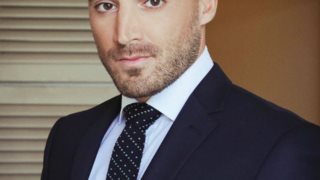 Χάρης Αναγνωστόπουλος: O γοητευτικός δικηγόρος του νέου Deal αποκαλύπτεται!