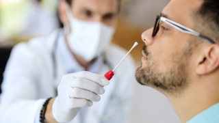 Κορονοϊός: Εξαπλώνεται επικίνδυνα η &quot;Eris&quot; - Διπλασιάστηκε η χρήση αντιικών, ποια είναι τα συμπτώματα