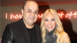 Η Έλενα Τσαβαλιά ποζάρει δίπλα στην σύντροφο του γιου της