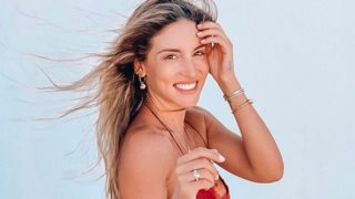 Αθηνά Οικονομάκου: Κι όμως! Συνεχίζει ακόμη τις διακοπές της στη Σαντορίνη