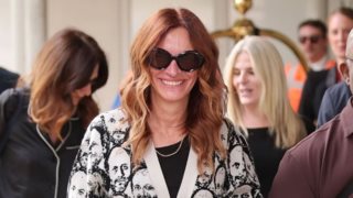 Julia Roberts | Η άφιξη στη Βενετία με casual look και τα πιο αναπάντεχα sneakers
