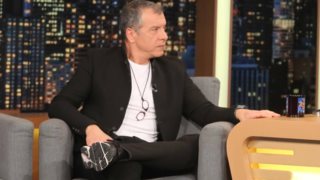 O Σταύρος Θεοδωράκης στηρίζει τον Σωτήρη Τσιόδρα και φωτογραφίζεται με... φανελάκι