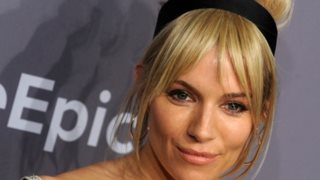 Sienna Miller: Το εκπληκτικό hair look της στο χθεσινό amfAR gala 2018
