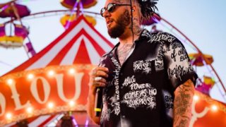 Mente Fuerte: Ο ράπερ του summer hit "Caliente" ανοίγει το σπίτι του!