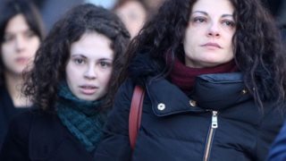 Τάνια Τρύπη: Συντετριμμένη στην κηδεία του πρώην συζύγου της: Στο πλευρό της κόρης της