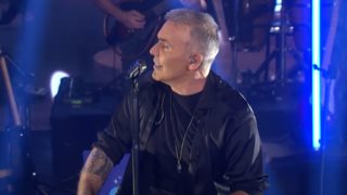 Σπίτι με το MEGA: Δείτε τον Στέλιο Ρόκκο να ερμηνεύει το "Έμεινα Εδώ"