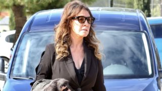 Η Βάνα Μπάρμπα με την κόρη της στην κηδεία του Λάκη Ραπτάκη