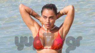 Κόνι Μεταξά: Μέσα στο «καυτό» της μπικίνι! Σε ποιο νησί των Κυκλάδων έκανε διακοπές;