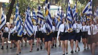 Εντονες αντιδράσεις για τον γυμναστή που ζήτησε ψηλές και αδύνατες μαθήτριες για την παρέλαση - Καλείται σε απολογία