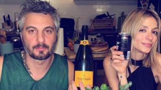 Η Σοφία Καρβέλα και ο Θανάσης Πανουργιάς κάνουν ρεβεγιόν στην... κουζίνα τους