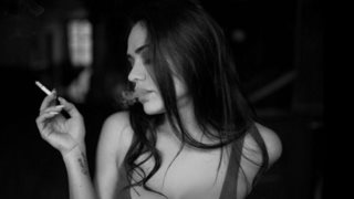 Κόνι Μεταξά: Τα χρήματα από τις αναρτήσεις στα social media, η αυξητική στήθους &amp; η γυμνή φωτογράφιση