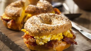 Η συνταγή του πιο επικού πρωινού σάντουιτς: Έτσι θα ξεκινήσεις την ημέρα σου καλύτερα