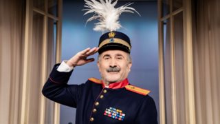 Νέες φωτογραφίες από την παράσταση "Ένας ήρωας με παντούφλες" με τον Λάκη Λαζόπουλο