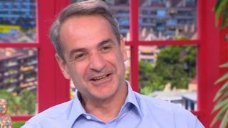 Κυριάκος Μητσοτάκης backstage με τη Δανάη Μπάρκα | Φόρεσαν τα ίδια ρούχα!