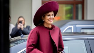 Ο αλάνθαστος τρόπος για να φορέσεις ένα statement περιδέραιο σύμφωνα με το στιλ της βασίλισσας Maxima της Ολλανδίας