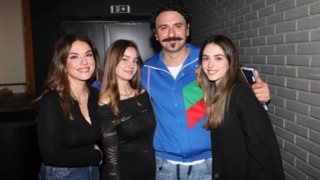 "Το Σόι Σου" | Βάσω Λασκαράκη &amp; Μελέτης Ηλίας ποζάρουν με τις τηλεοπτικές τους κόρες στην πιο όμορφη χριστουγεννιάτικη φωτογραφία