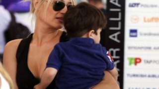 Φαίη Σκορδά: Με τον μικρό γιο της στο αεροδρόμιο: Φωτογραφίες