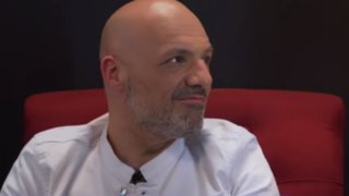 Νίκος Μουτσινάς: Η «αδιάκριτη» ερώτηση για την ερωτική του ζωή &amp; η αντίδρασή του | Δείτε το video