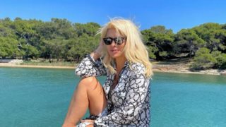 Η Ελένη Μενεγάκη ποζάρει με το μπικίνι της και αναζητά λίγη δροσιά