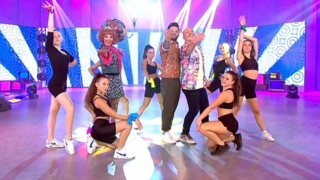 Ο Νίκος Μουτσινάς έκανε έναρξη με το τραγούδι του &quot;Έλα χαμογέλα&quot; - Δείτε το video!