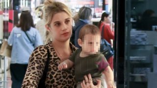 Τζένη Θεωνά: Βόλτα με τον γιο της! Όλες οι φωτογραφίες