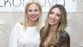 Η Αθηνά Οικονομάκου φωτογραφίζει τον Μάξιμο Μιχόπουλο μαζί με την κόρη της Χριστίνας Κοντοβά