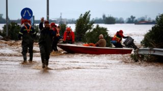 Τριήμερος εφιάλτης στη Θεσσαλία από την κακοκαιρία: 35 φορές μήνυμα 112, διασώσεις με ελικόπτερα και βάρκες