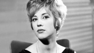 36 χρόνια πριν: Η αριστοκρατική εμφάνιση της Ζωής Λάσκαρη στο φουαγιέ του θέατρου Ιλίσια