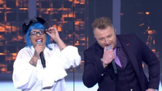 J2US | Η Super Kiki δεν άντεξε κι έβγαλε τις γόβες της on stage