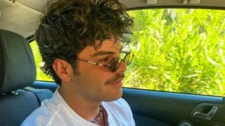 Με baggy jeans και φούτερ με κουκούλα | Η street style εμφάνιση του Άγγελου Λάτσιου