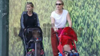 Σία Κοσιώνη: Βόλτα στην Αθήνα με την Έλενα Παπαδημητρίου και τα παιδιά τους | Όλες οι φωτογραφίες