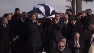 Ο τέως βασιλιάς Κωνσταντίνος στην τελευταία του κατοικία στο Τατόι - Δίπλα στους τάφους των προγόνων του