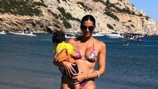 Σταματίνα Τσιμτσιλή 
: Η φωτογραφία από την παραλία με τον γιο της φορώντας μόνο το μαγιό της!